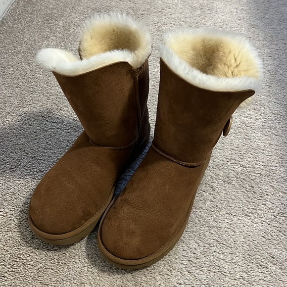 Short Ugg with button - Picture 3 of 3